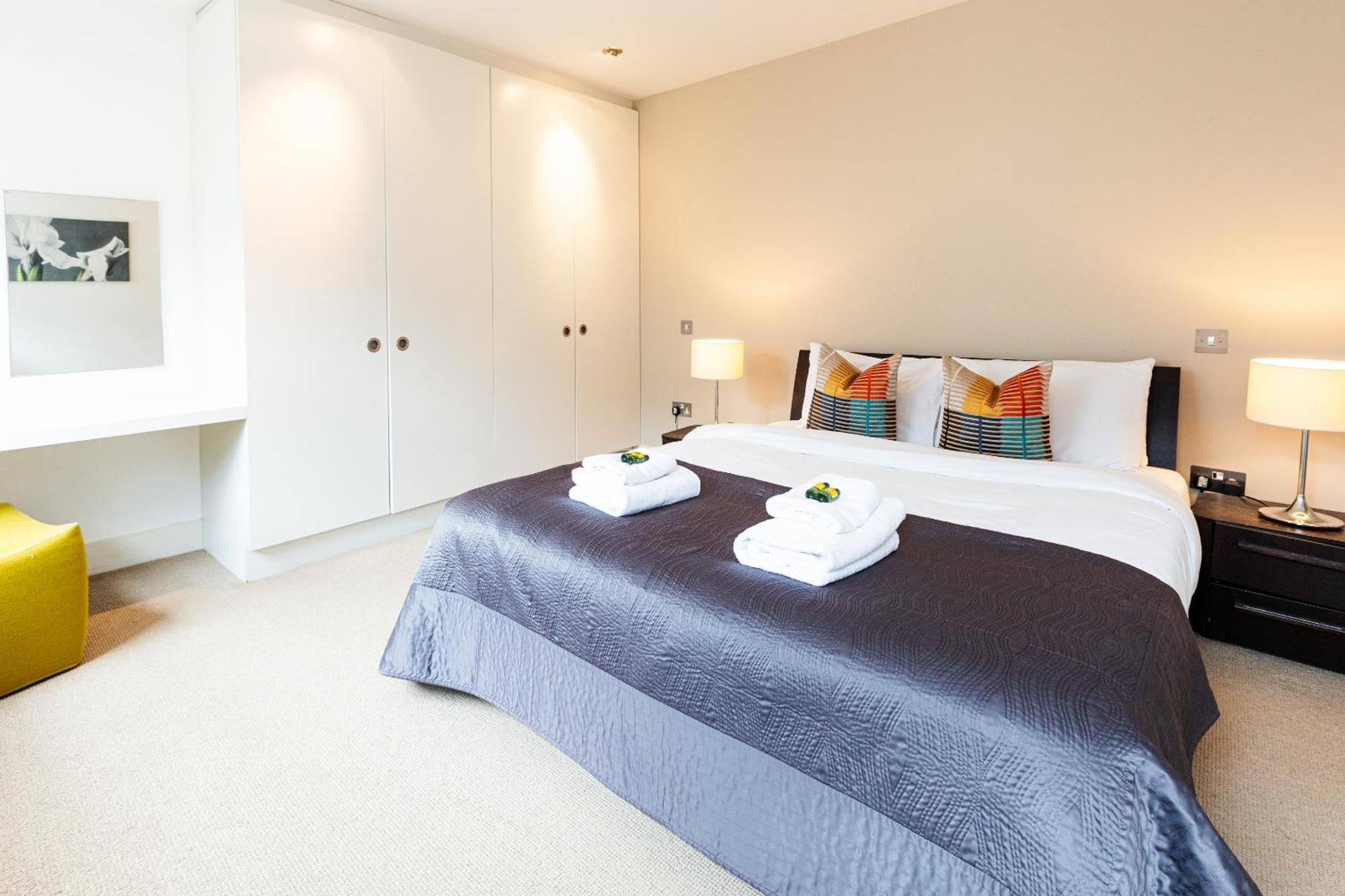 Stylish 1br, Near Monument Station! Apartment