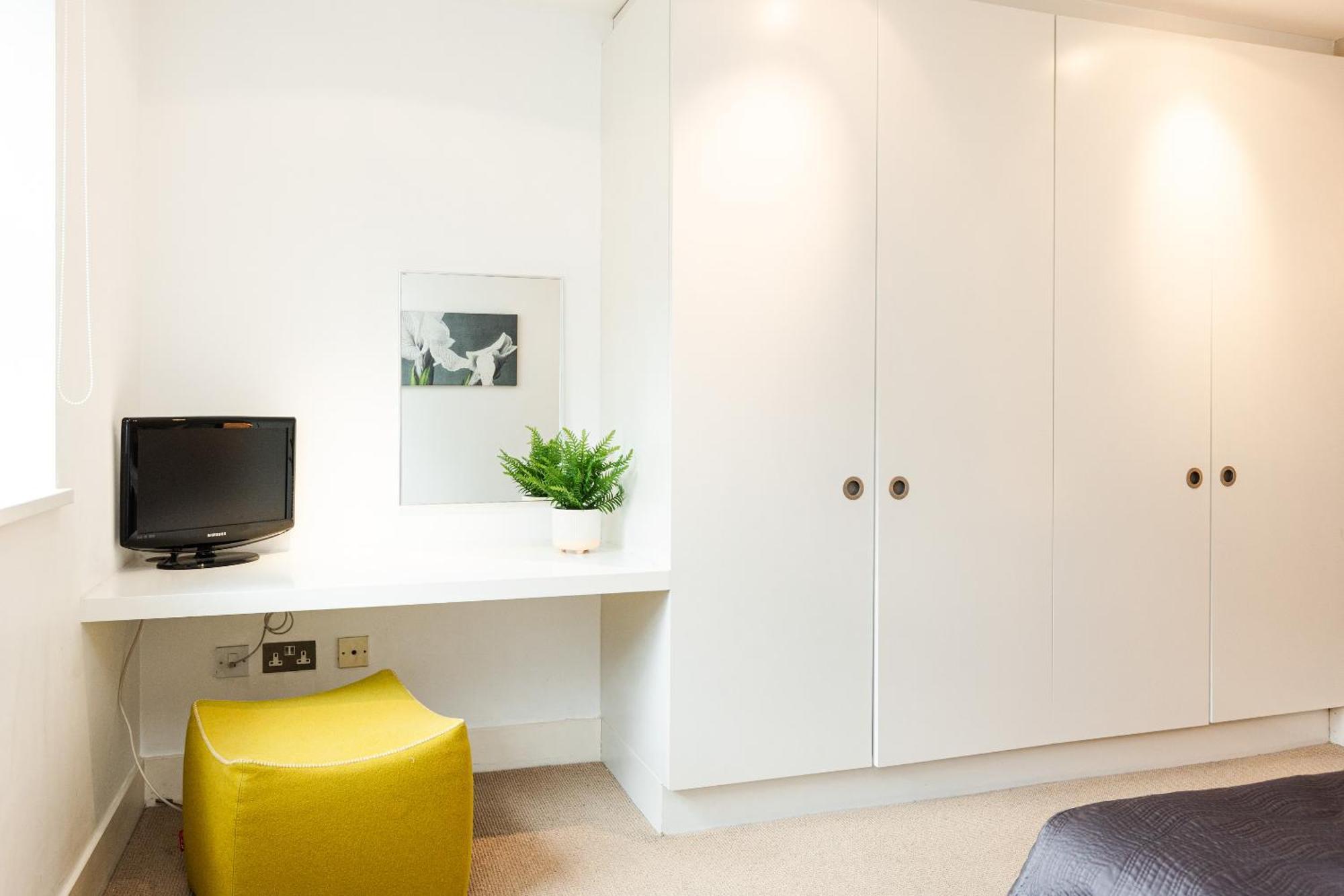 Stylish 1br, Near Monument Station! London