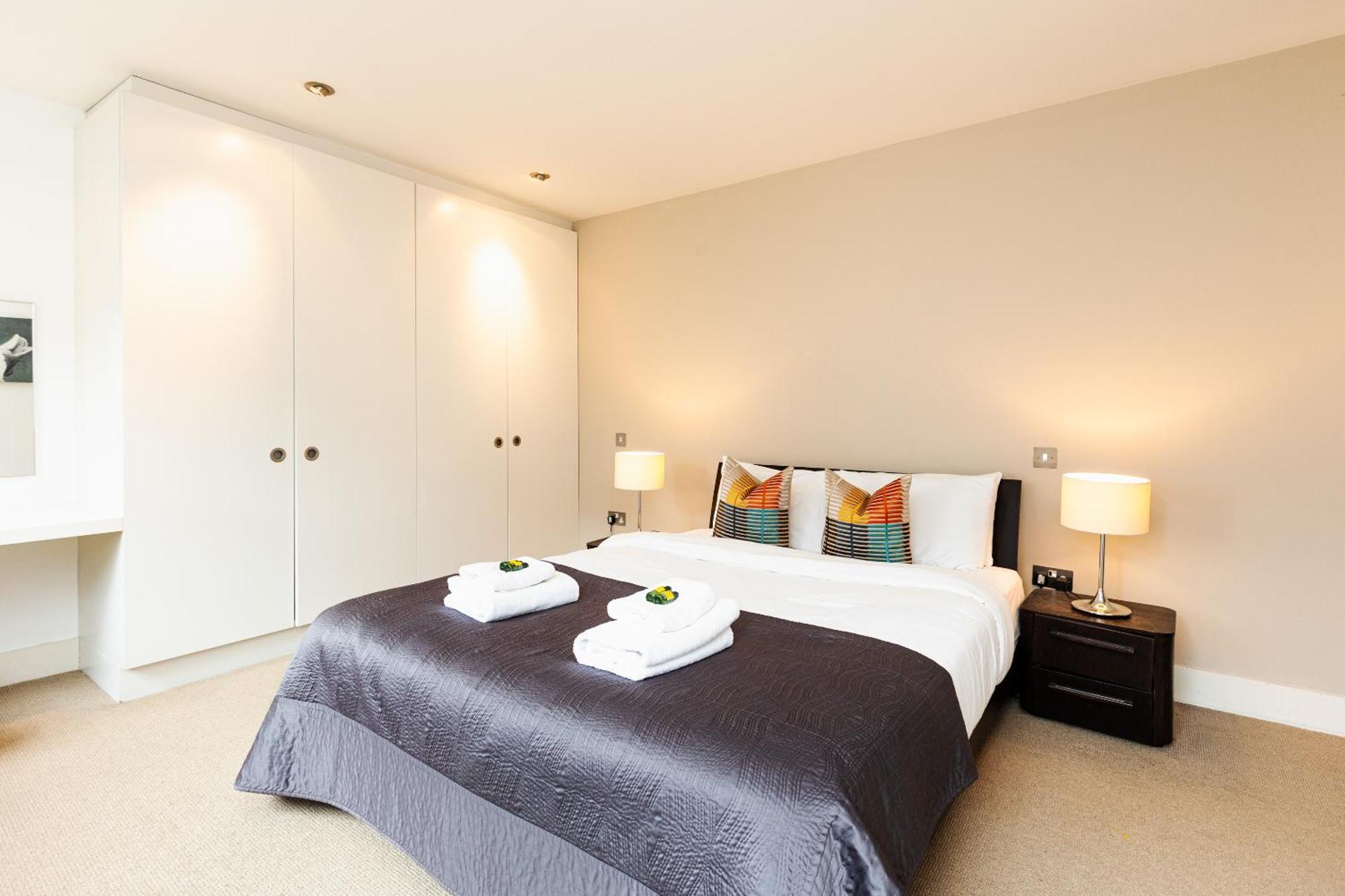 Stylish 1br, Near Monument Station! Apartment *