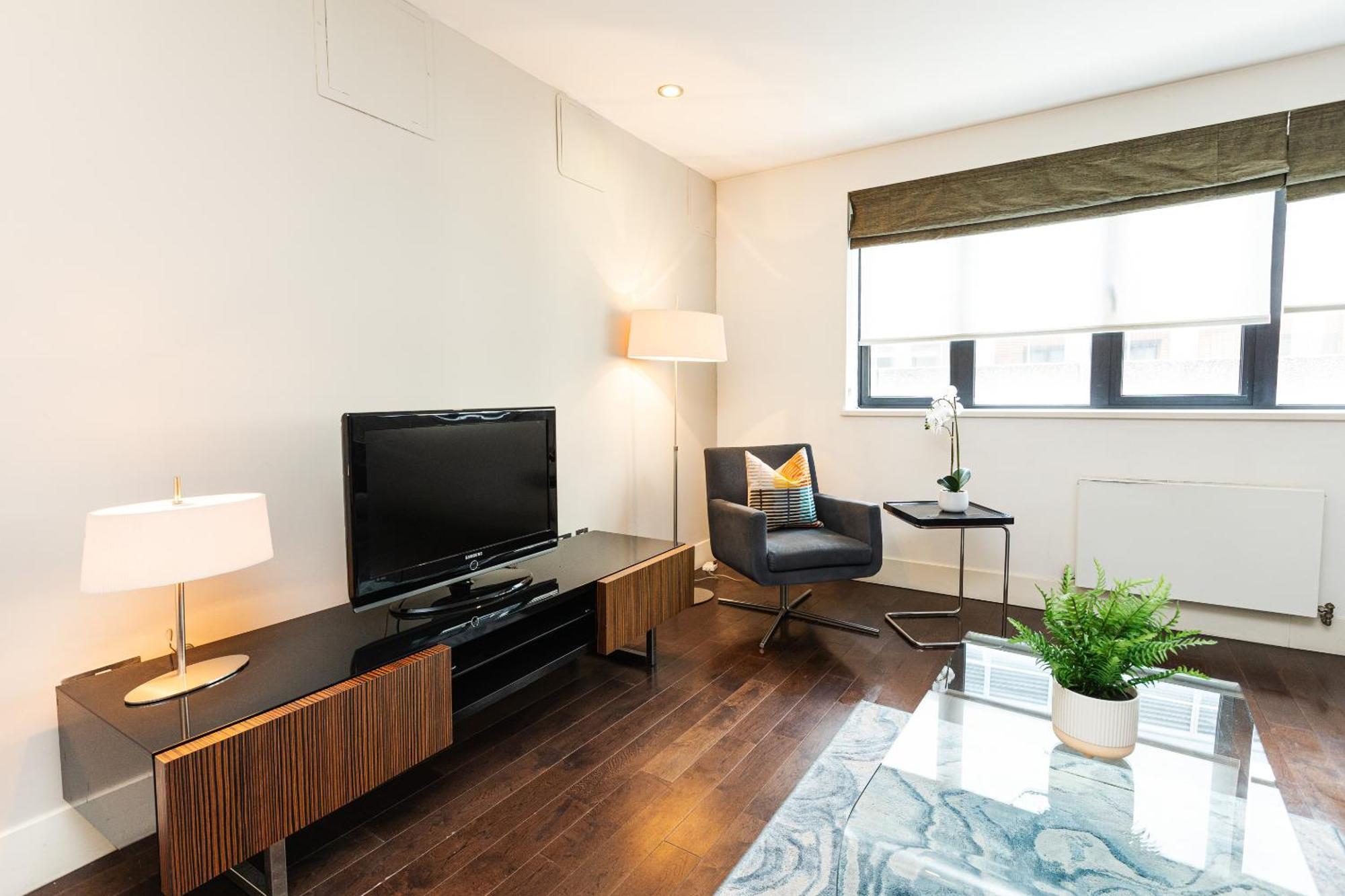 Stylish 1br, Near Monument Station! Apartment