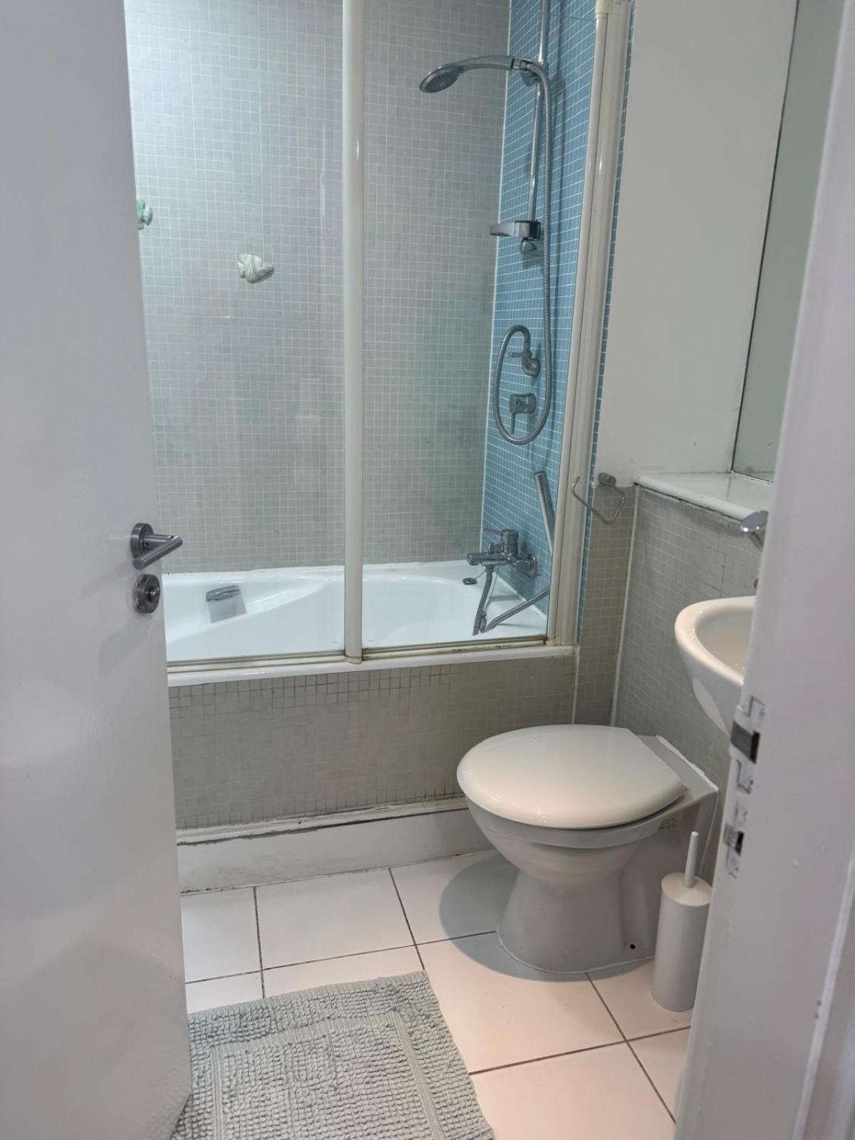 Flat Around Earls Court Station Apartment