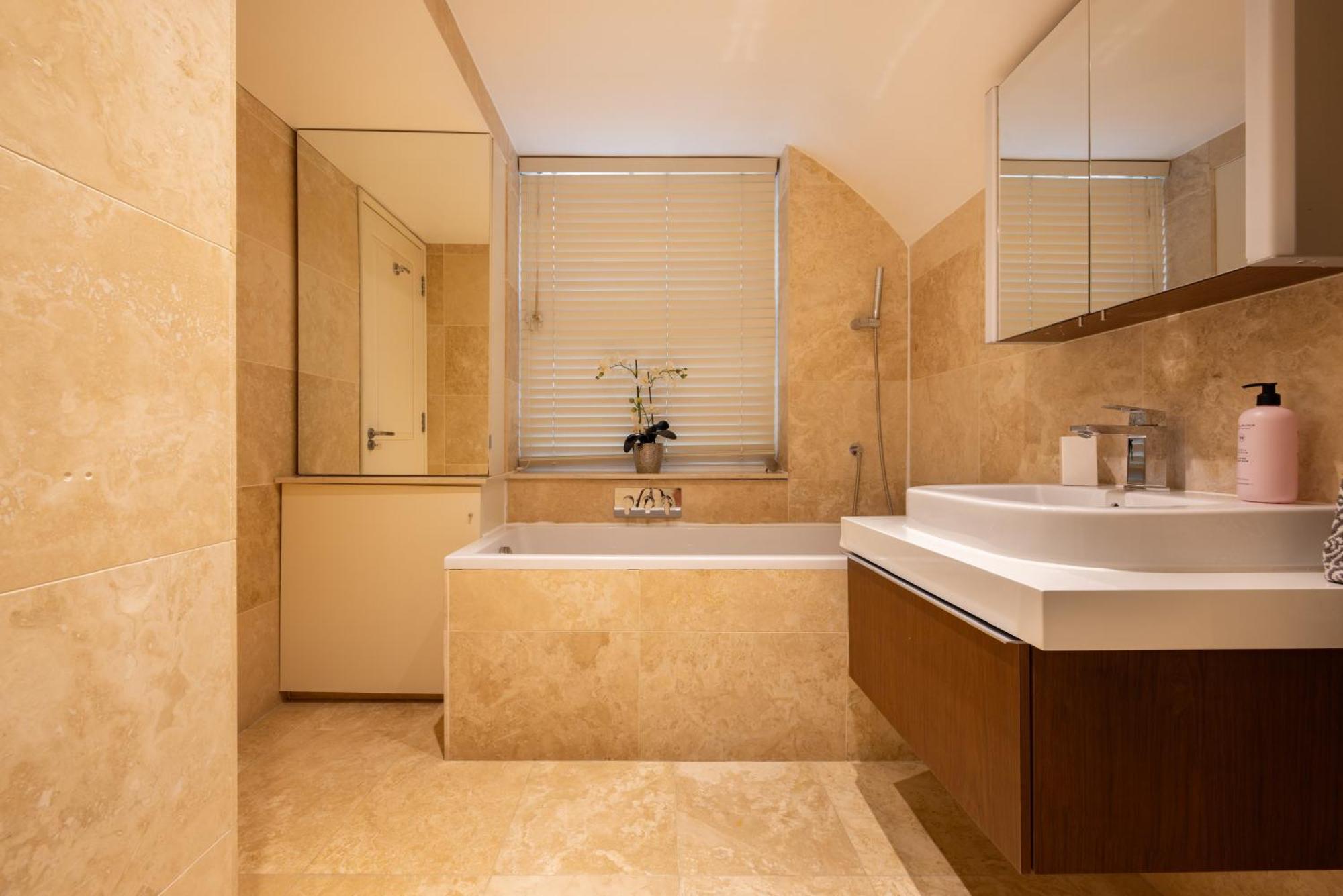 Large 3-bed 5-guest 1841 Duplex House Paddington Apartment