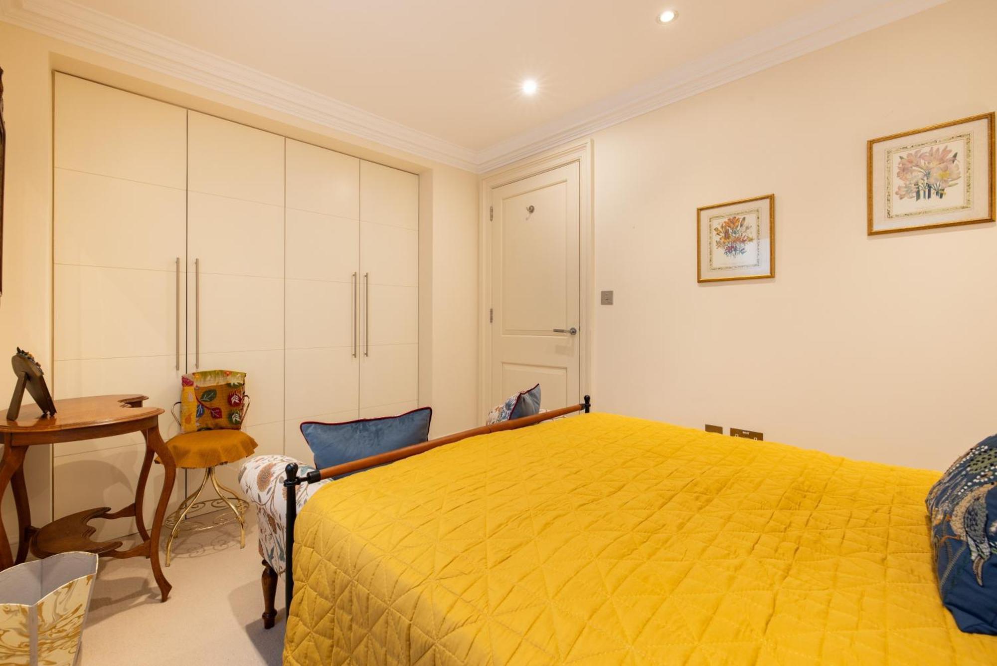 Large 3-bed 5-guest 1841 Duplex House Paddington London