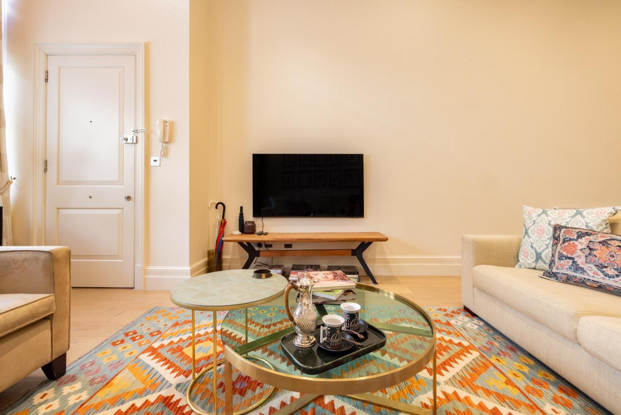 Large 3-bed 5-guest 1841 Duplex House Paddington Apartment