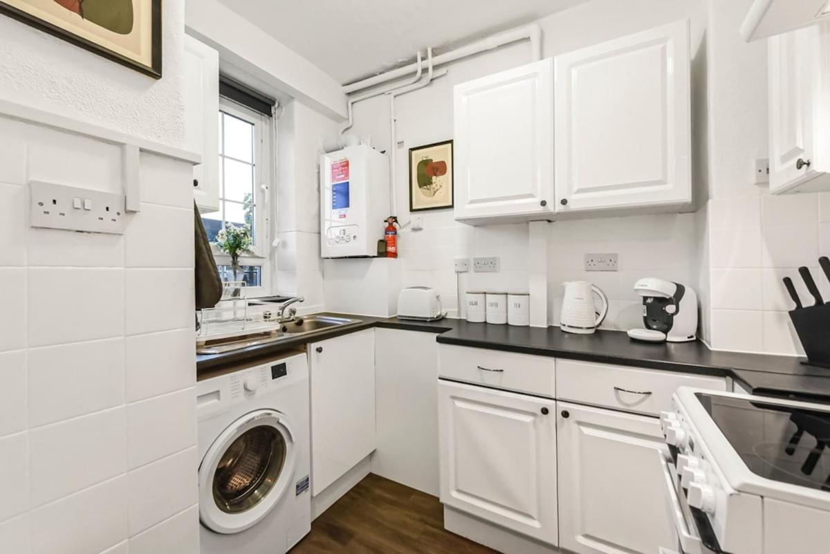 Cosy Cityscape Two Bed London