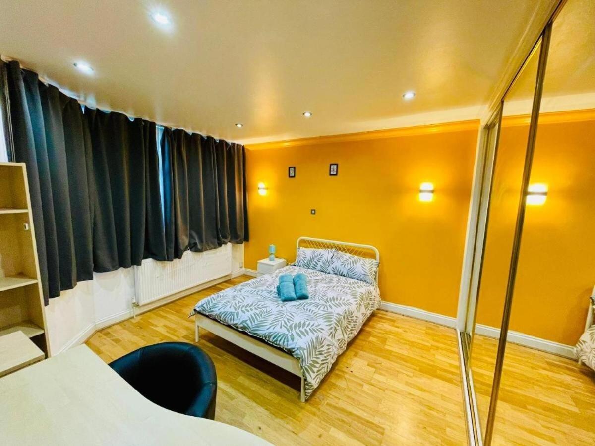 Modern 5-bed With Garden & Spectacular Views * Londen