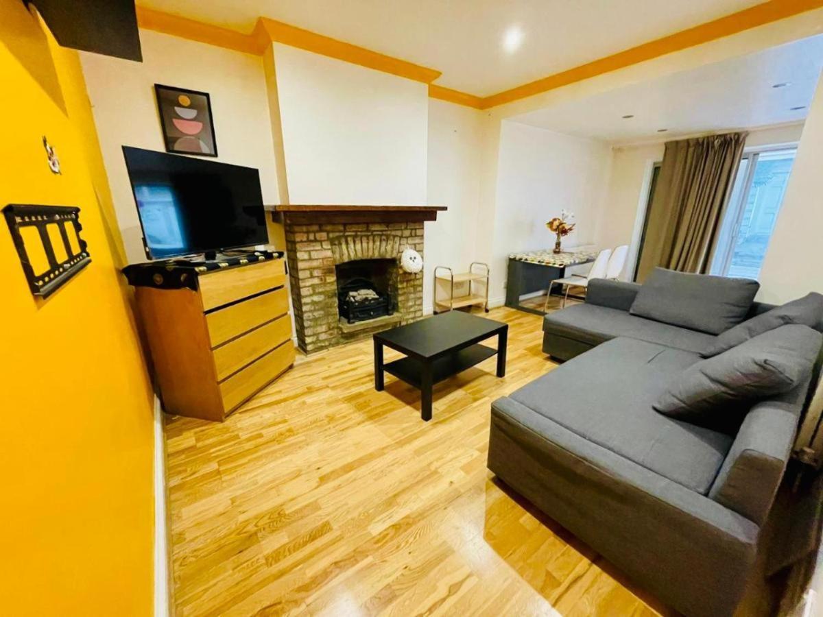 Modern 5-bed With Garden & Spectacular Views Vakantiehuis
