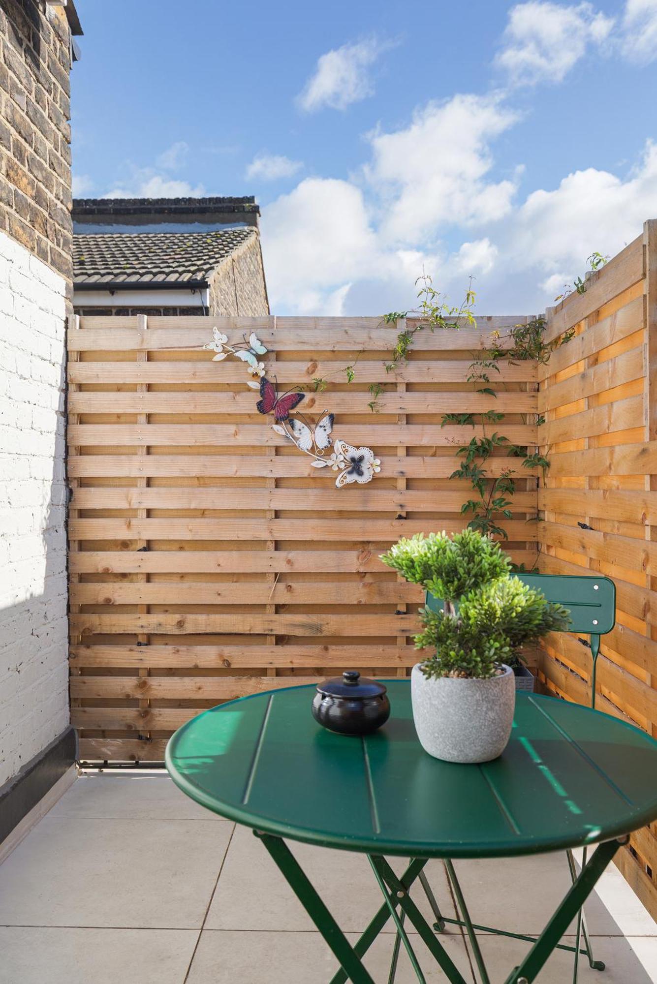Apartment Mortimer Balcony *