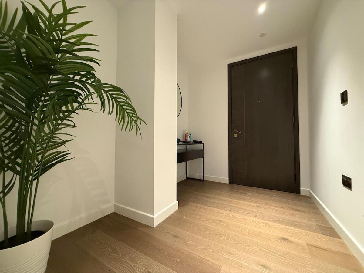 Large Luxury Riverside 2 Bedroom In Battersea Apartment London
