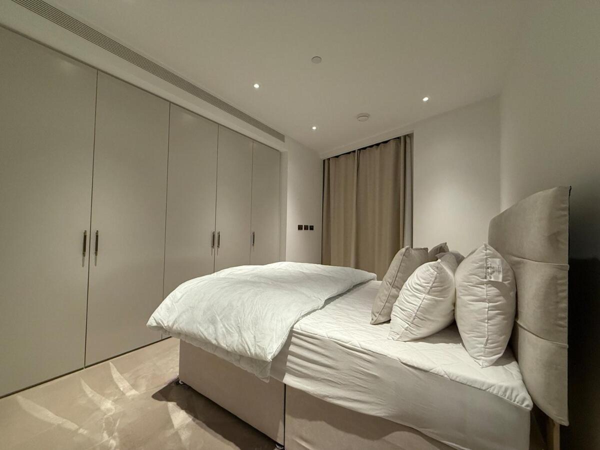 Large Luxury Riverside 2 Bedroom In Battersea Apartment London