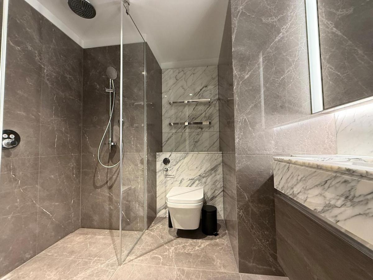 Large Luxury Riverside 2 Bedroom In Battersea *