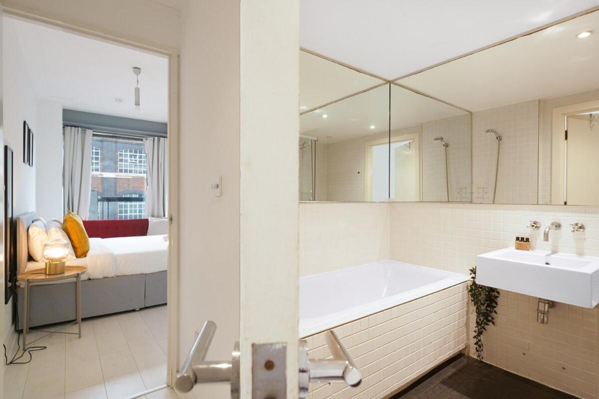 Modern 2-bed With Balcony In Stratford * Londen