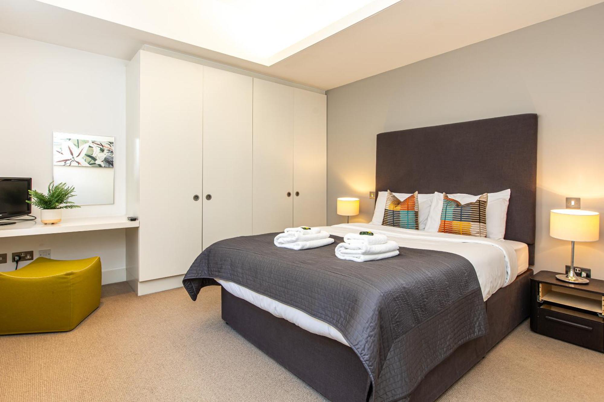 Contemporary 1br Near Monument St! Apartment London