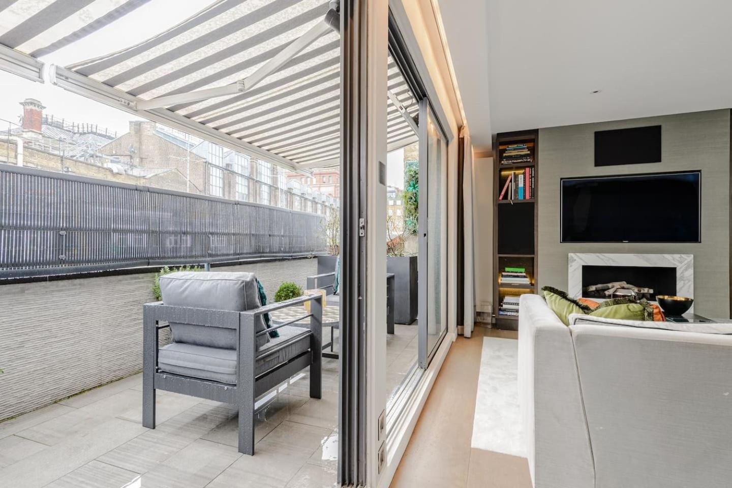 Award Winning Interior Designed Luxurious Mews In Knightsbridge London