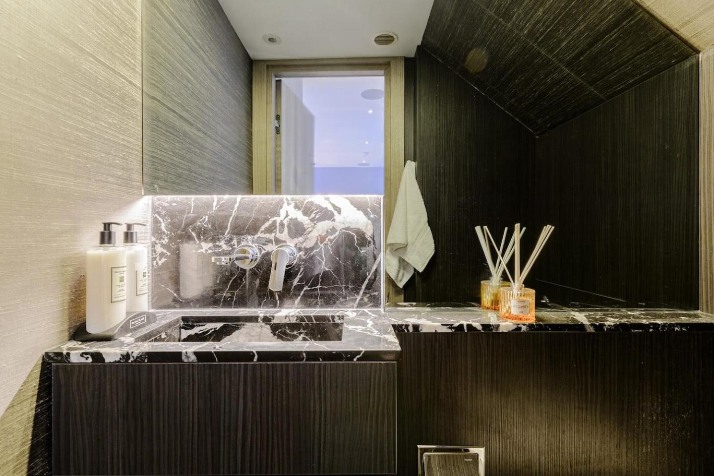 Award Winning Interior Designed Luxurious Mews In Knightsbridge Holiday home *