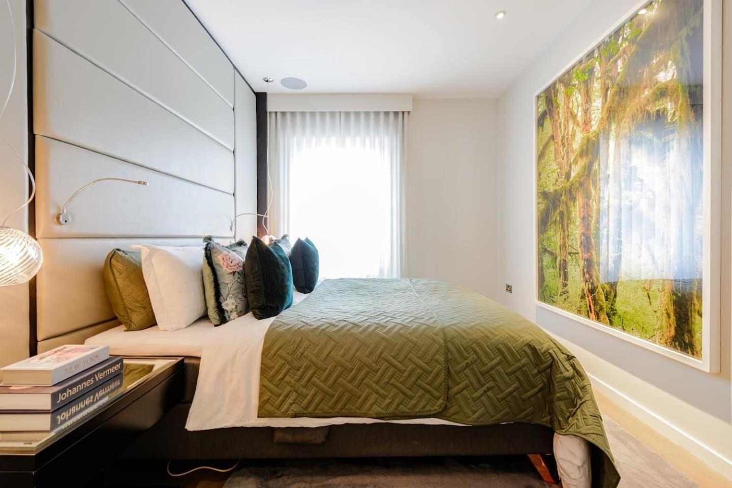 Award Winning Interior Designed Luxurious Mews In Knightsbridge Holiday home London