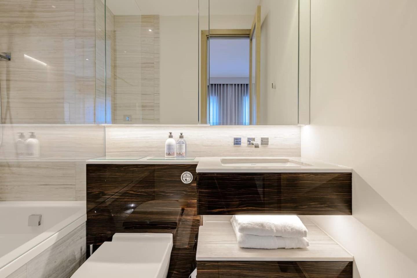 Award Winning Interior Designed Luxurious Mews In Knightsbridge Holiday home London
