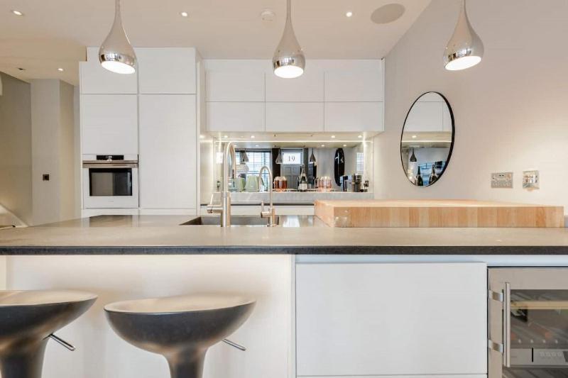 Award Winning Interior Designed Luxurious Mews In Knightsbridge Holiday home London