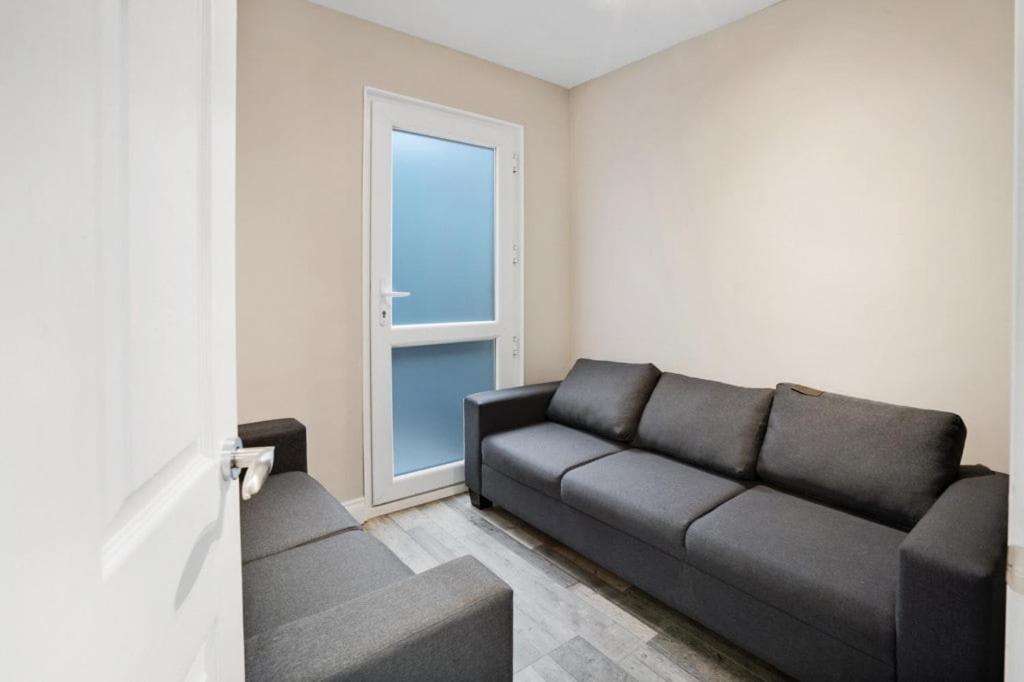 7 Bedroom, 3 Bathrooms, Garden, 20 Mins To Centre London