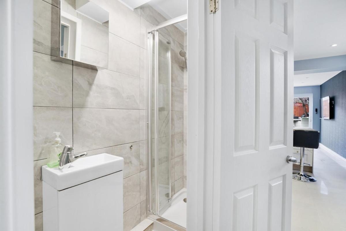 7 Bedroom, 3 Bathrooms, Garden, 20 Mins To Centre Apartment *