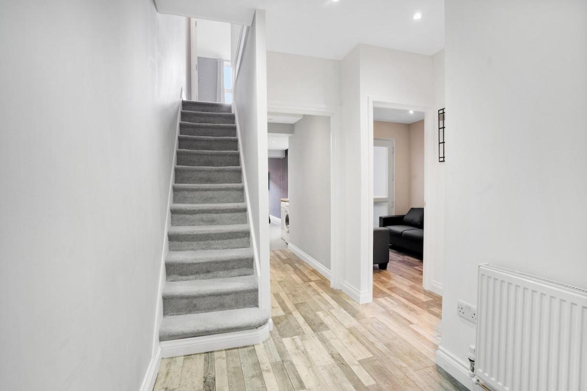 7 Bedroom, 3 Bathrooms, Garden, 20 Mins To Centre Apartment London