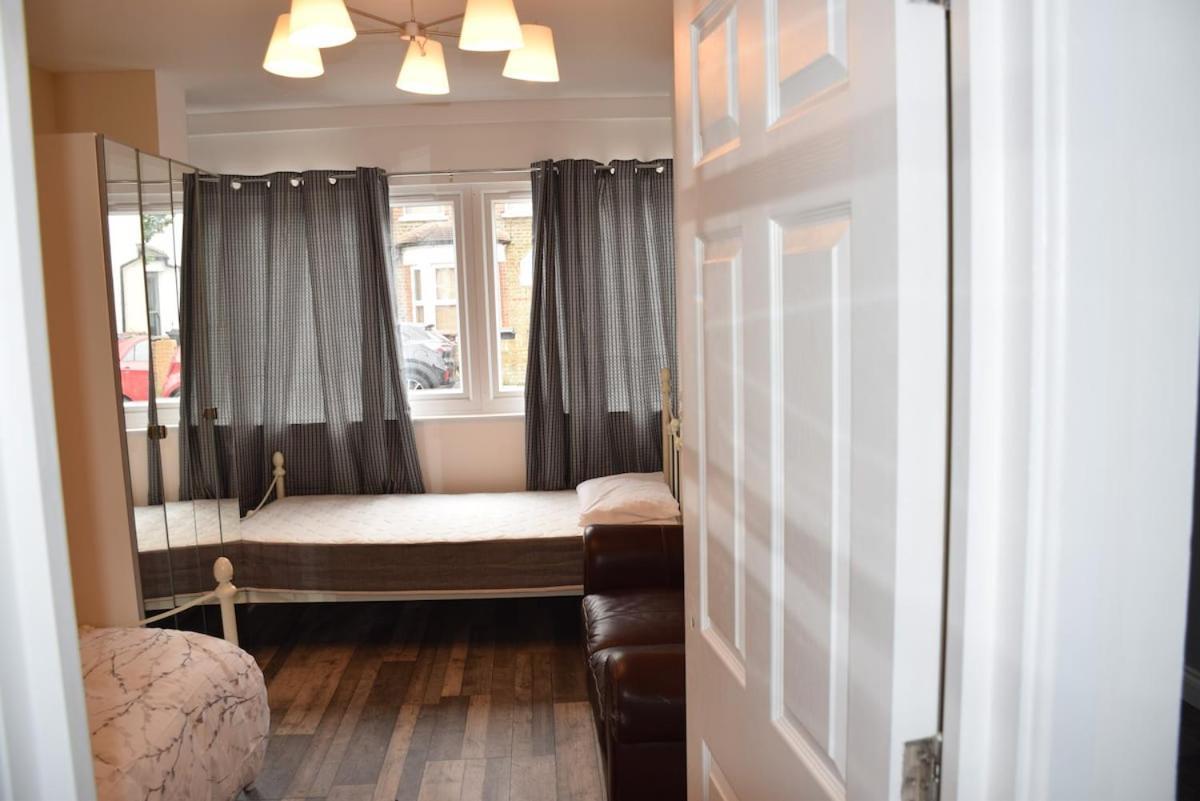 7 Bedroom, 3 Bathrooms, Garden, 20 Mins To Centre Apartment London