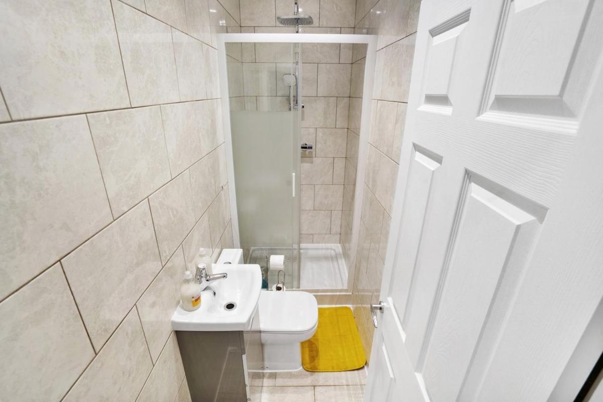 Apartment 7 Bedroom, 3 Bathrooms, Garden, 20 Mins To Centre London