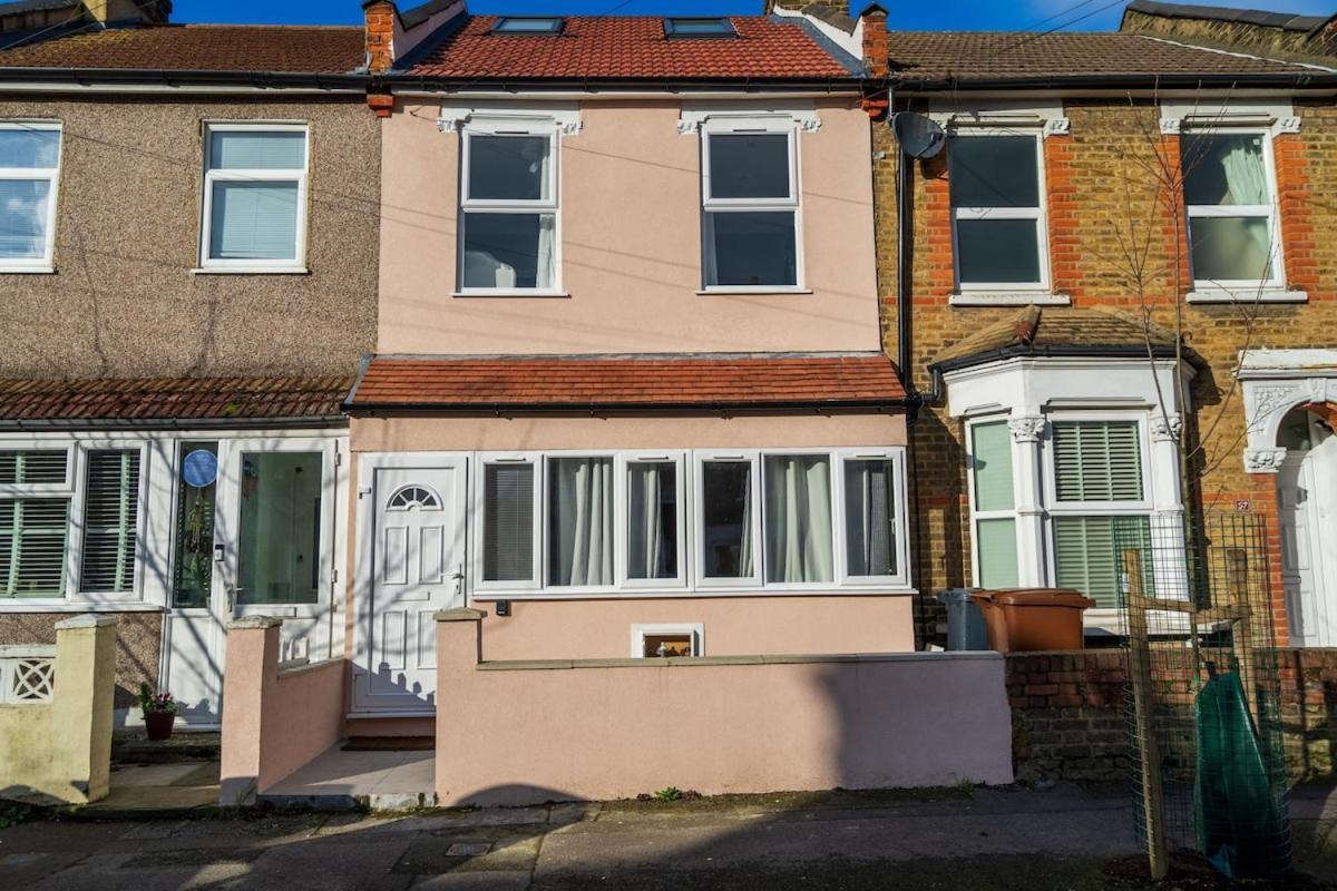 7 Bedroom, 3 Bathrooms, Garden, 20 Mins To Centre * London