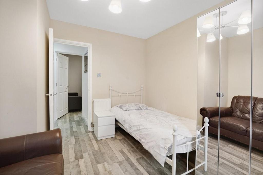 7 Bedroom, 3 Bathrooms, Garden, 20 Mins To Centre Apartment