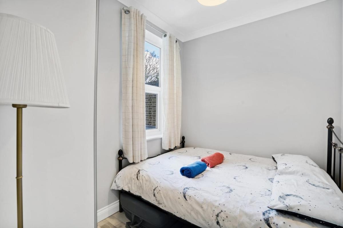 7 Bedroom, 3 Bathrooms, Garden, 20 Mins To Centre Apartment *