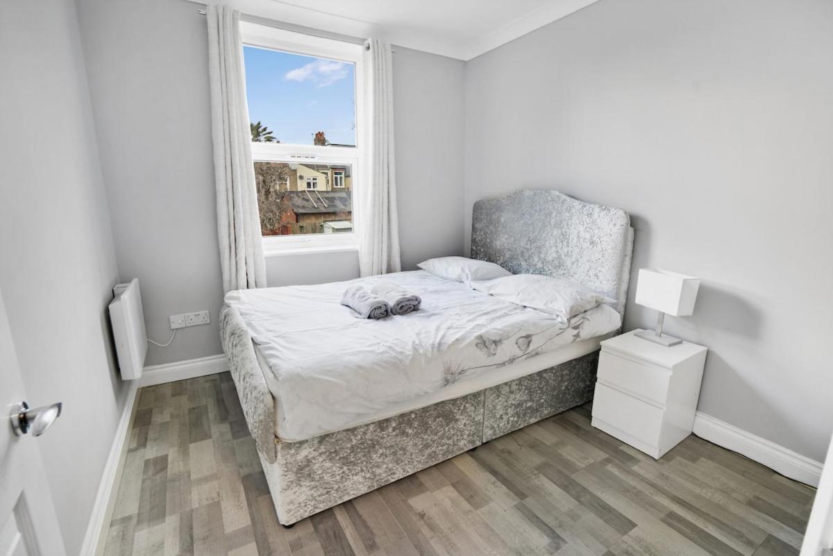 7 Bedroom, 3 Bathrooms, Garden, 20 Mins To Centre Apartment *