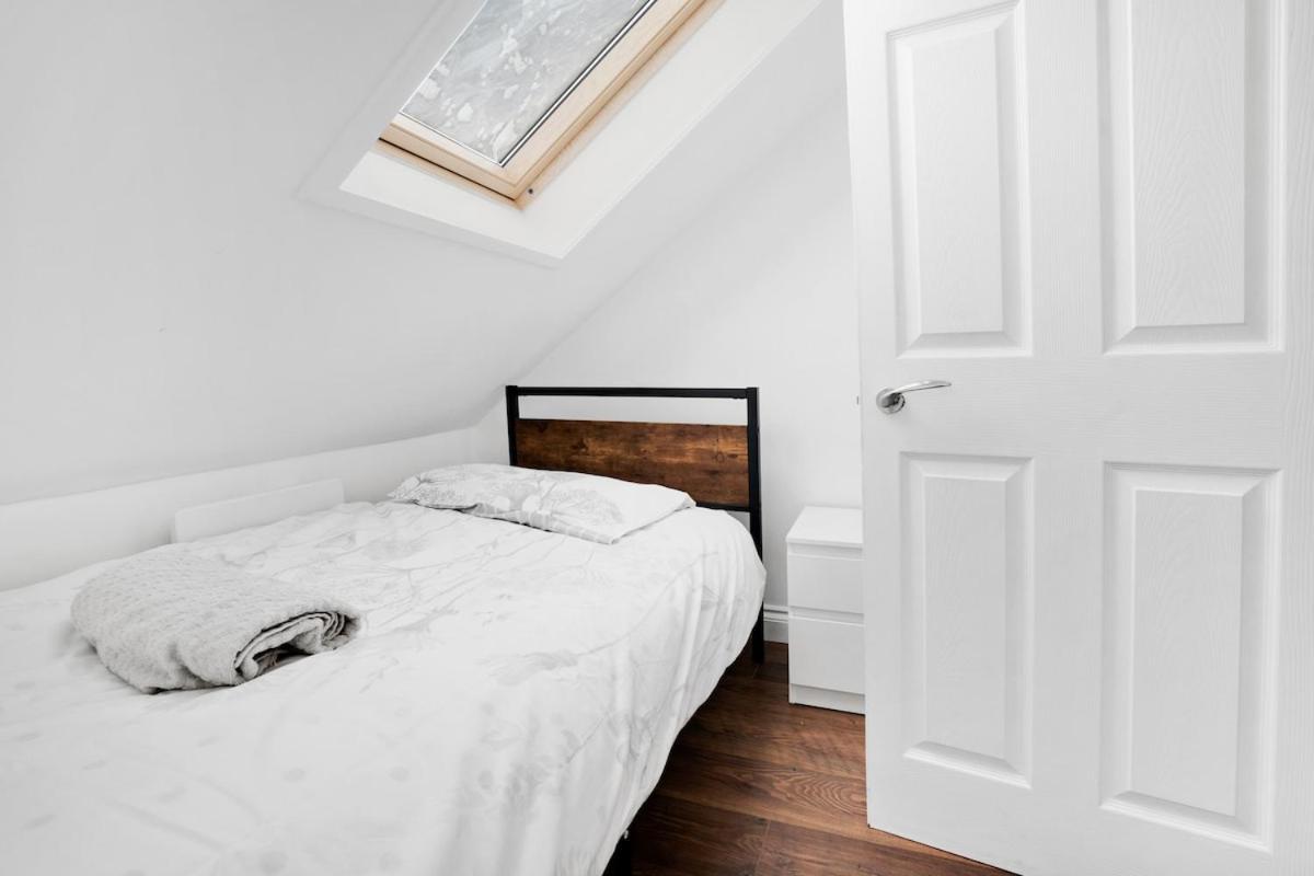 7 Bedroom, 3 Bathrooms, Garden, 20 Mins To Centre