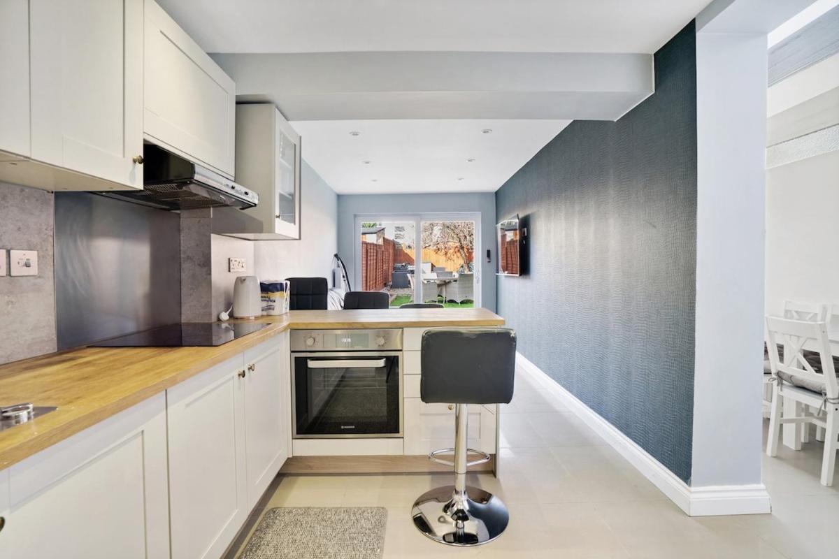 Apartment 7 Bedroom, 3 Bathrooms, Garden, 20 Mins To Centre *