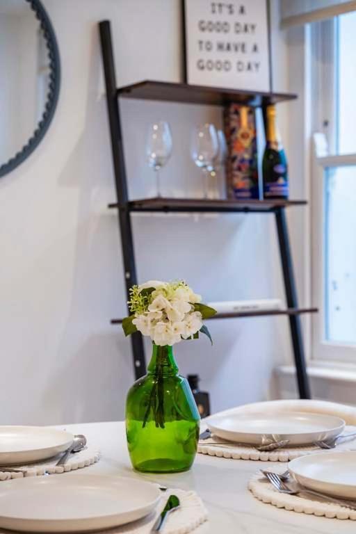 The Urban Minimalist- Notting Hill 2 Bed Apartment *