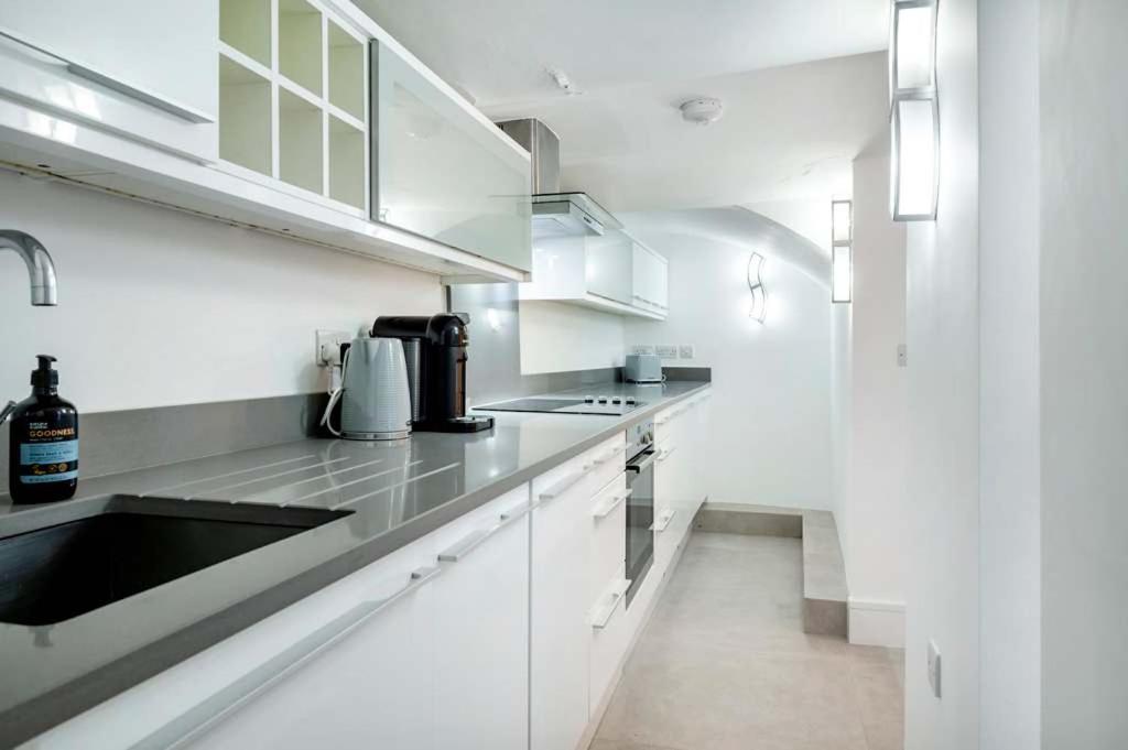 The Urban Minimalist- Notting Hill 2 Bed London