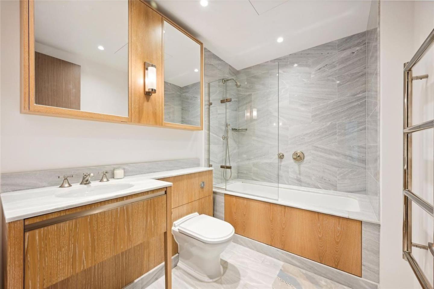 Homestay Holland Park 3 Bedroom Apartment *