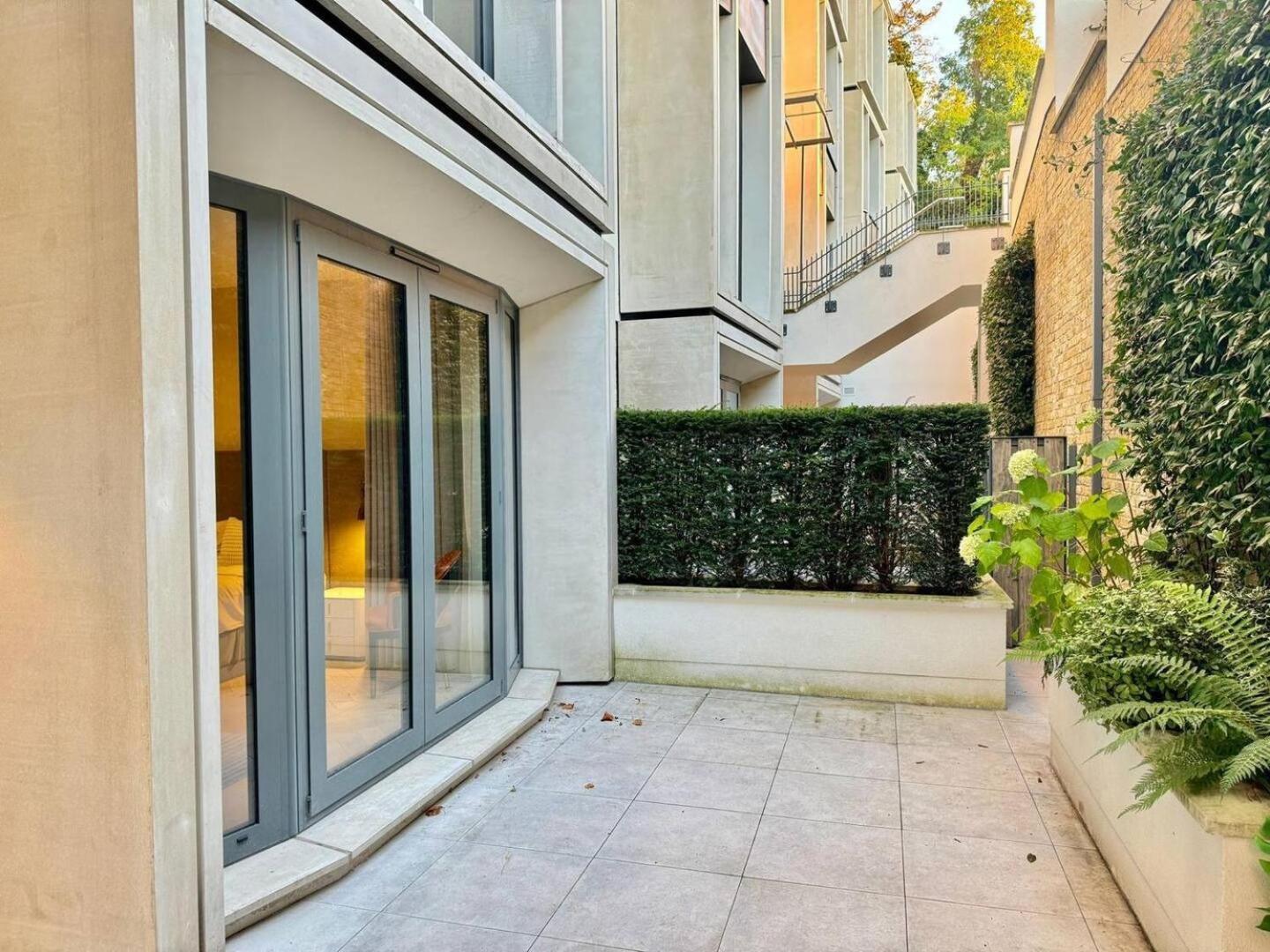 Holland Park 3 Bedroom Apartment * London