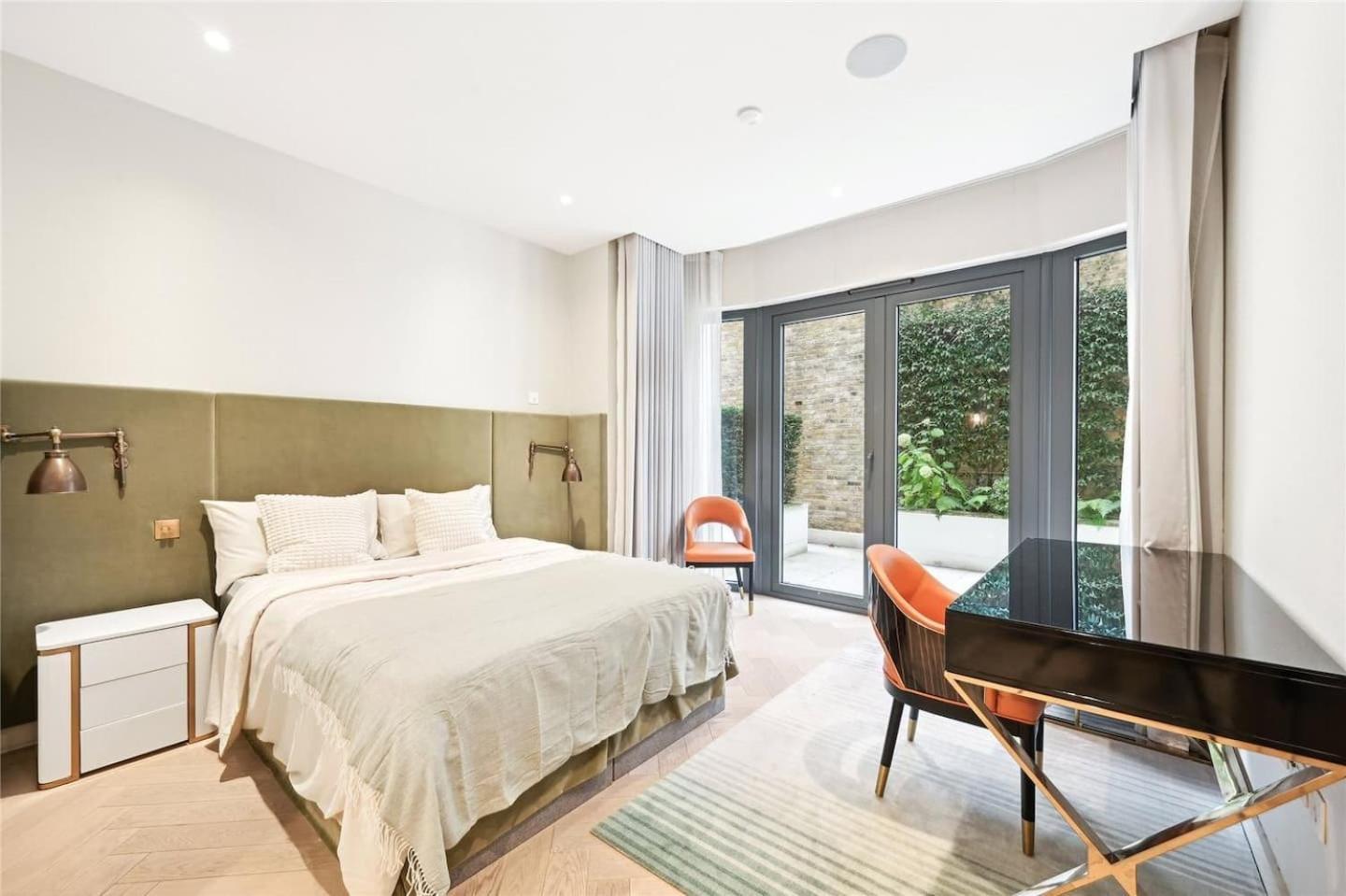 Holland Park 3 Bedroom Apartment Homestay London