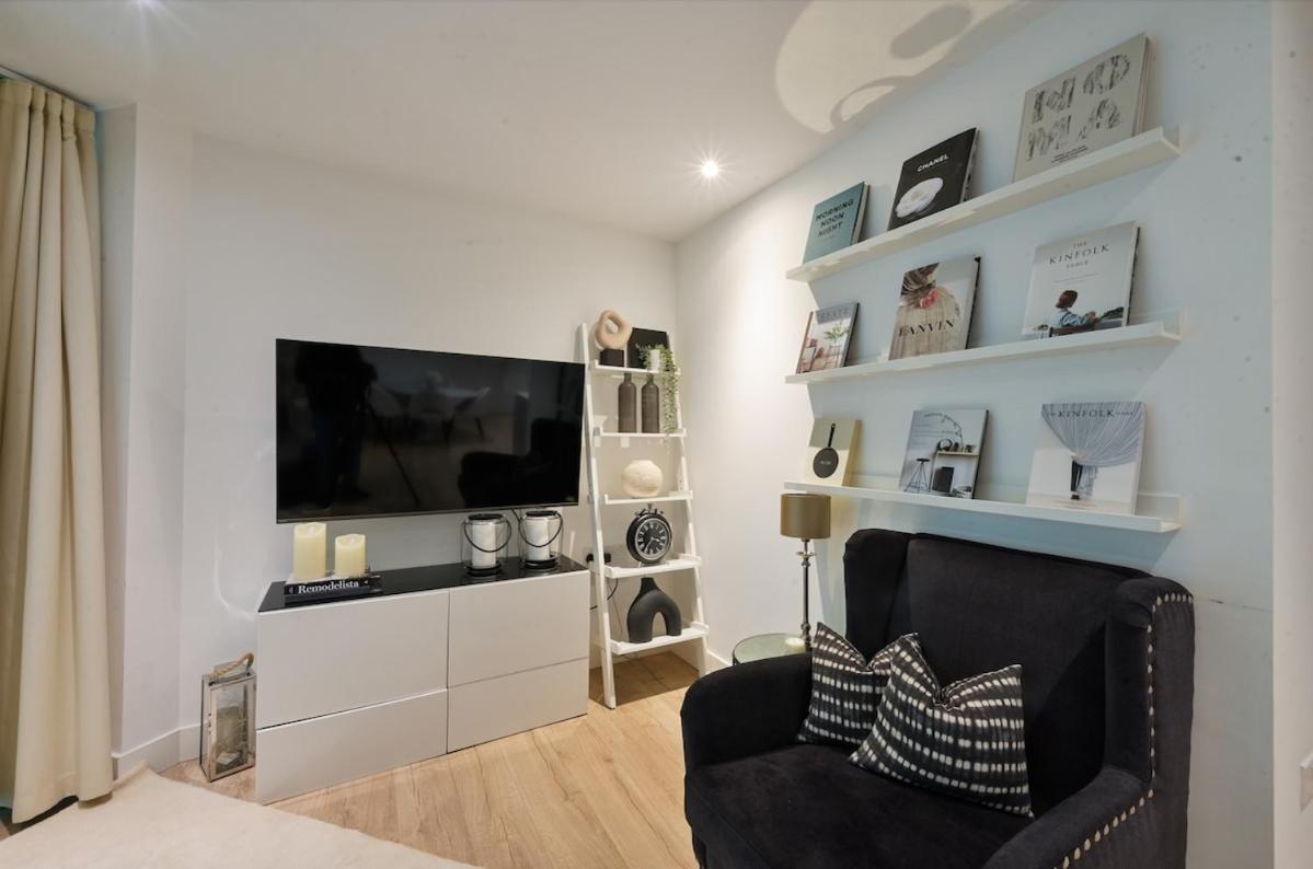 Luxury Boutique Designer Apartment- Tube Access- Zone 1 * London