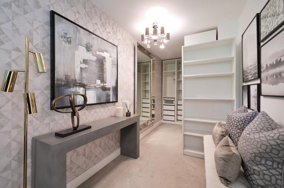 Luxury Boutique Designer Apartment- Tube Access- Zone 1 *