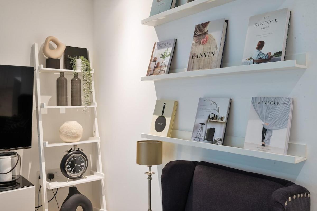 Apartment Luxury Boutique Designer Apartment- Tube Access- Zone 1 *