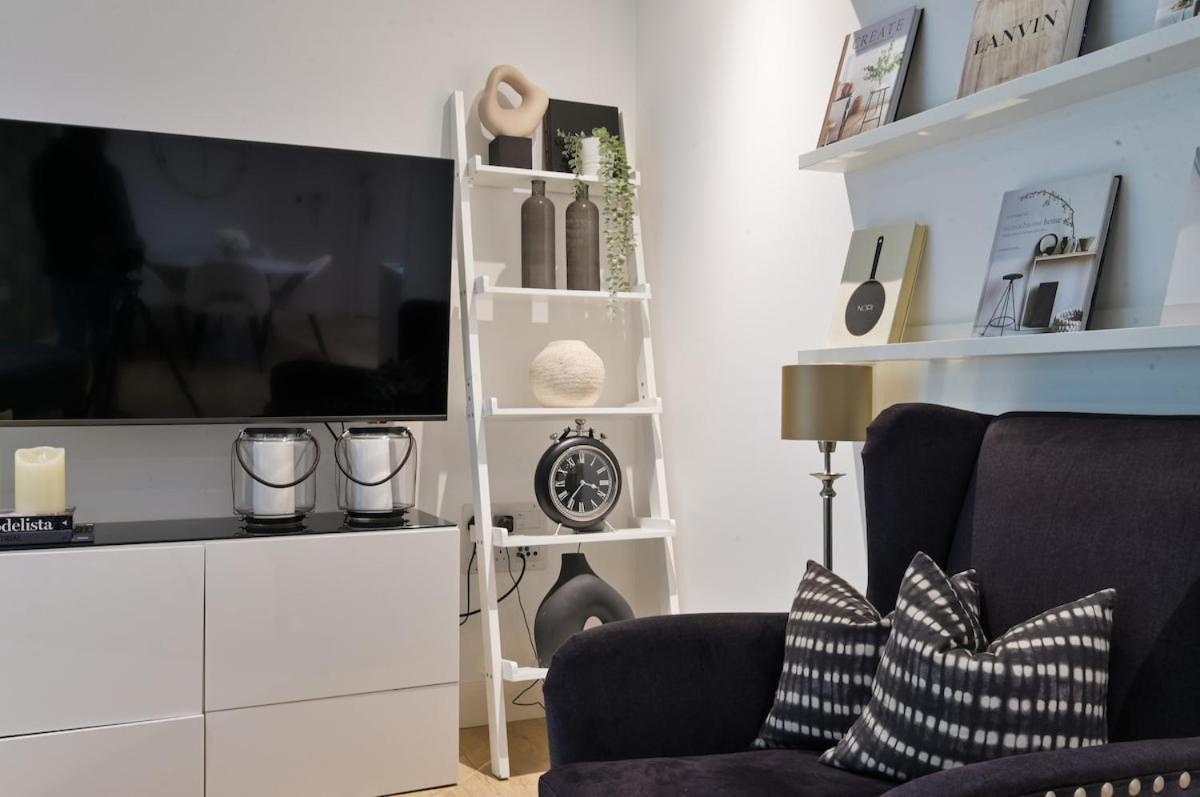 Luxury Boutique Designer Apartment- Tube Access- Zone 1 Apartment