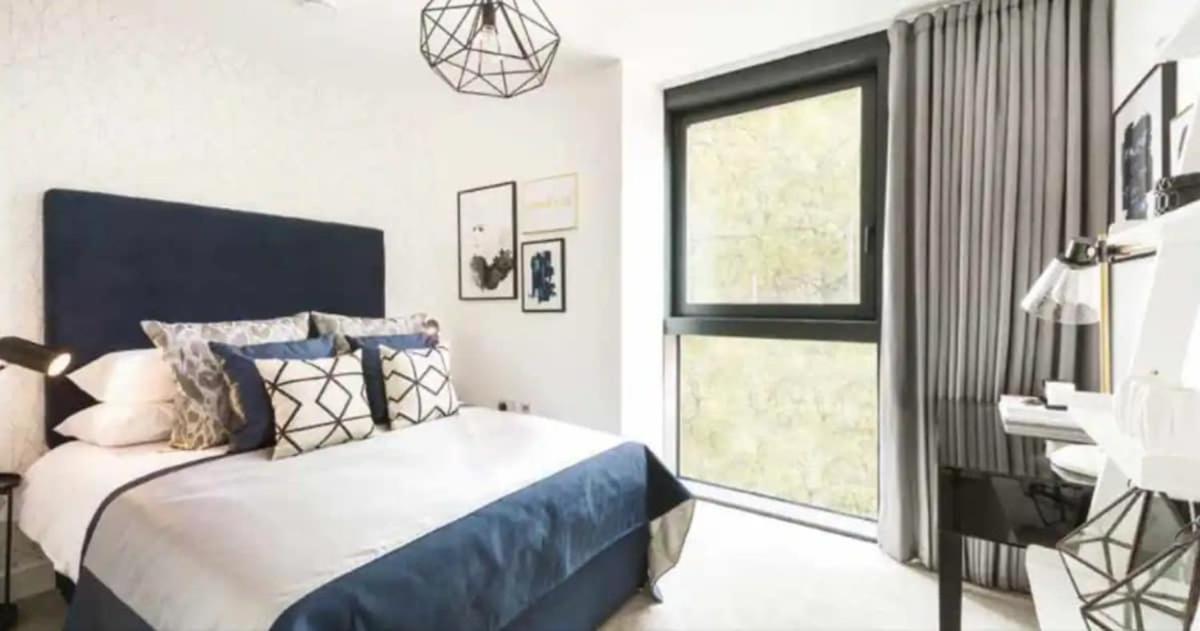 Luxury Boutique Designer Apartment- Tube Access- Zone 1 *