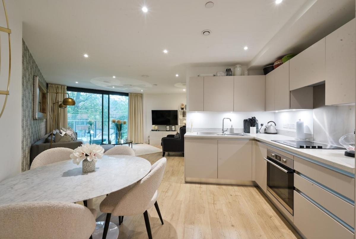 Apartment Luxury Boutique Designer Apartment- Tube Access- Zone 1 *