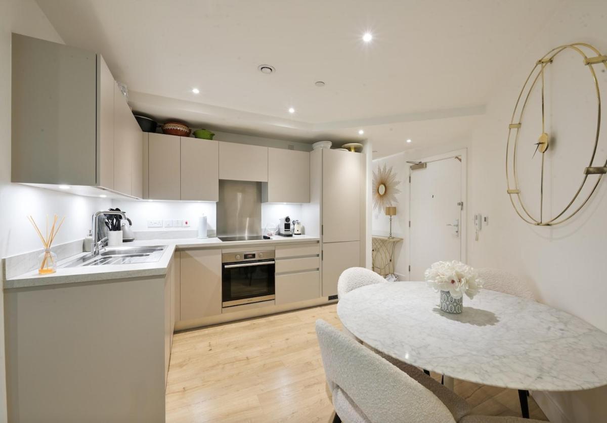 Apartment Luxury Boutique Designer Apartment- Tube Access- Zone 1