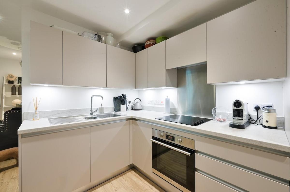 Luxury Boutique Designer Apartment- Tube Access- Zone 1 London