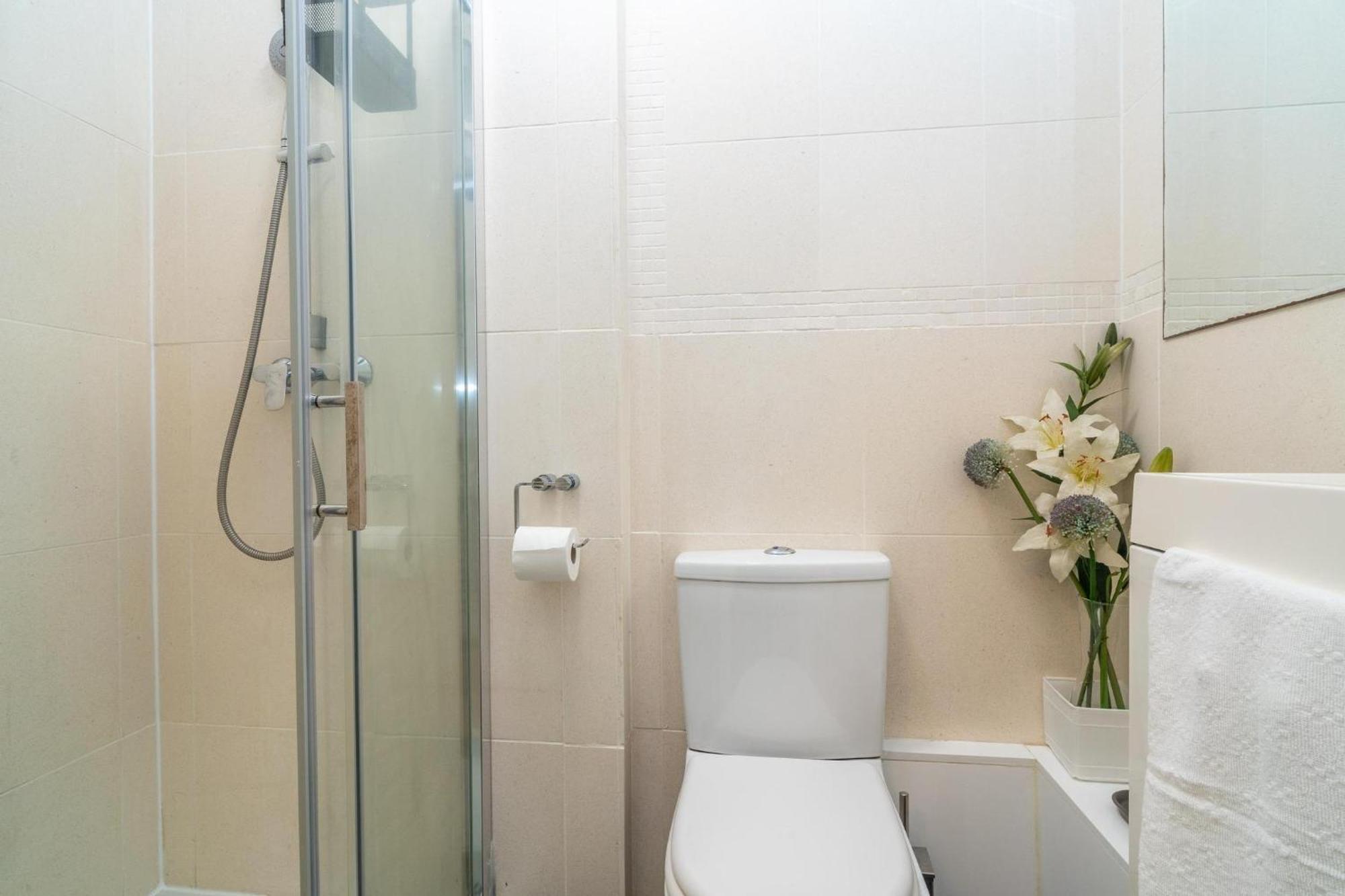 Location! 2 Bed/2bath - Pro Host Apartment London