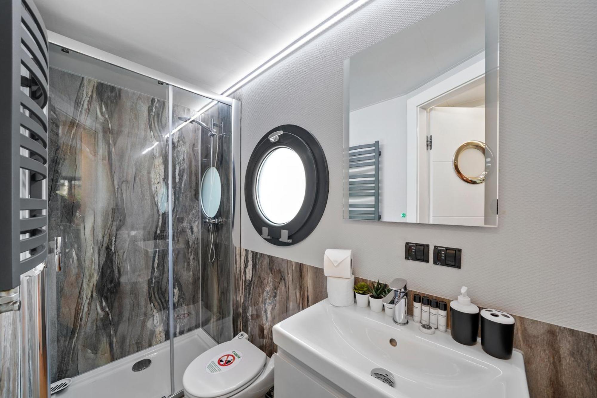 Unique Water In - Sleeps 6 Hotel en barco