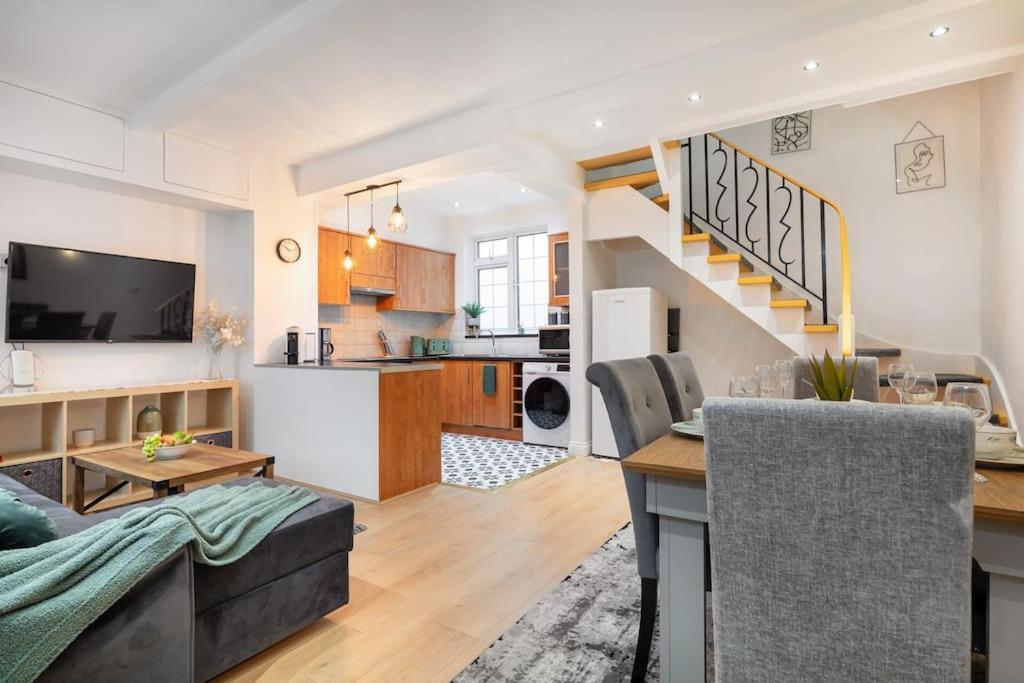*-* Beautiful Townhouse In *-* * London