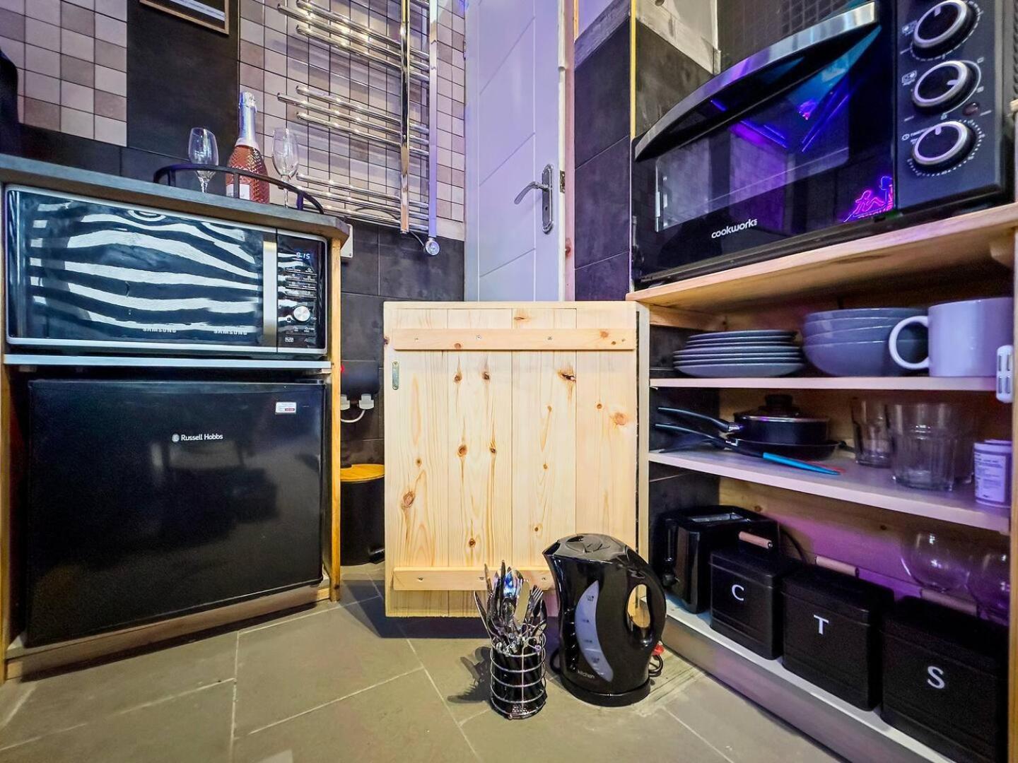 Apartment Special Spa-partment Whot Tub,sauna,lounge-maerdy London
